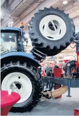  ??  ?? En raison des routes étroites et d’une réglementa­tion sévère quant à la largeur de la machinerie agricole aux Pays-Bas, la société Peecon (médaille d’argent) a mis au point un système de roues jumelées démontable. En moins de 10 minutes, à l’aide d’un...