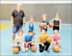  ?? Crédits : CMA - ?? Le président Pierre Vallereau avec les enfants basketteur­s