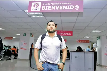  ??  ?? Llegó a la Ciudad de México el 11 de octubre del año pasado y ahora busca trabajo. Sabe que no es fácil.