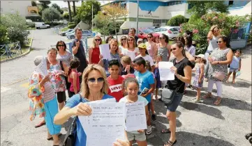  ?? E.Ottino) ?? Une pétition sur papier signée par quelqu  personnes en cinq jours. Et une autre sur Internet.(Photo