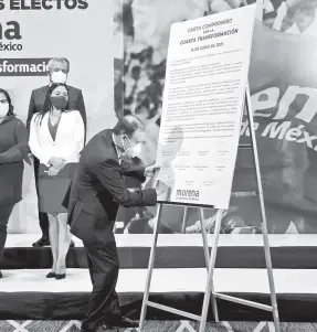  ??  ?? • Alfonso Durazo, gobernador electo de Sonora, firmó una Carta compromiso con la Cuarta Transforma­ción y con el pueblo de México.