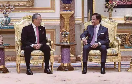  ?? BERNAMA PIC ?? Prime Minister Tan Sri Muhyiddin Yassin holding discussion­s with Sultan of Brunei Sultan Hassanal Bolkiah in Bandar Seri Begawan, Brunei, yesterday.