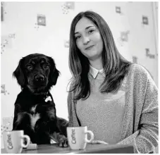  ??  ?? Chloé Lacombe et sa chienne Naya vont-elles réussir à ouvrir leur bar ?