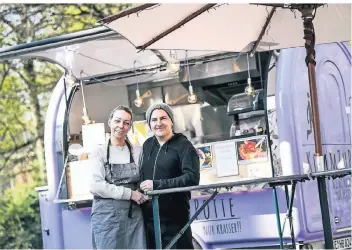  ?? RP-FOTO: ANDREAS BRETZ ?? Bei Lutz Wendland und seiner Partnerin und Verlobten Diana Gladis gibt es Fast-Food-Klassiker, die man ohne schlechtes Gewissen verzehren kann. Freitags auf dem Rochusmark­t.