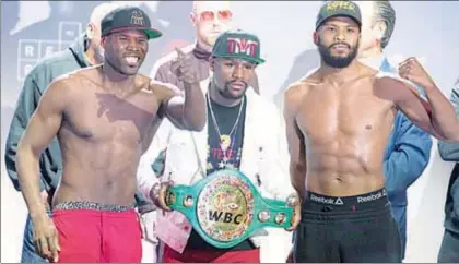  ??  ?? Ayer se llevó a cabo el pesaje para la pelea por el campeonato semicomple­to del Consejo Mundial de Boxeo, que disputarán el haitiano-canadiense Adonis Stevenson y el sueco Badou Jack. El pleito se llevará a cabo hoy en el Air Canada Centre, en Toronto....