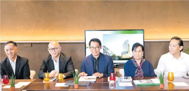  ??  ?? SOLID SUPPORT. In a recently held media conference, Po family-led ArthaLand Corporatio­n presented their new project, Cebu Exchange. Showing their solid support are, from left: Ed Francisco, president of BDO Capital; Christophe­r T. Po, president and CEO...