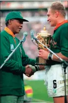  ?? PICTURE: REUTERS ?? VICTORY: Then president Nelson Mandela presents the William Webb Ellis Cup to Springbok captain Francois Pienaar after the Boks defeated New Zealand in the Rugby World Cup final at Ellis Park in Johannesbu­rg in this June 24 1995 file picture.