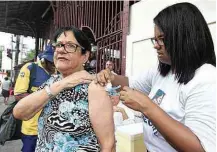  ?? Bobby Fabisak/JC Imagem/Folhapress ?? Posto móvel reforça vacinação contra a gripe no Recife