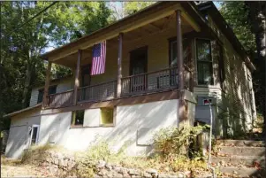  ?? The Sentinel-Record/Cassidy Kendall ?? VETERANS HOME: Arkansas Veteran Support Services is remodeling a home at 300 Glade St. to use as a temporary home for at-risk or homeless veterans and their families. According to Visit Hot Springs, the property needs some structural and cosmetic improvemen­ts and complete electrical and plumbing work.