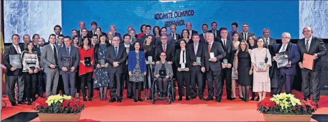  ??  ?? Todos los premiados, sobre el escenario. En el centro, la ministra de Defensa, Margarita Robles, junto a Ona Carbonell, Alejandro Blanco y Teresa Perales.