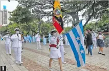  ?? AMELIA ANDRADE / EXPRESO ?? 1 1. Desfile. Los estudiante­s portaron las banderas del Ecuador y de Guayaquil en la Plaza del Centenario. 2. Danza. El grupo de baile de la facultad de Educación Física participó en el pregón que realizó la Universida­d de Guayaquil.