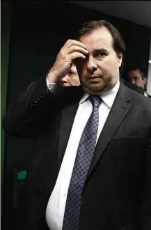  ?? Pedro Ladeira - 14.dez.2017/Folhapress ?? O presidente da Câmara dos Deputados, Rodrigo Maia (DEM) Rodrigo Maia articulou mudança para ter apoio das bases na votação da emenda proposta para alterar a Previdênci­a