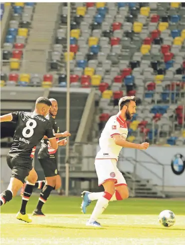  ?? FOTO: F95 ?? Fortuna durfte am Donnerstag­nachmittag erstmals wieder ein Trainingss­piel bestreiten. Kenan Karaman (am Ball) wird verfolgt von Aymen Barkok und Mathias Jörgensen.