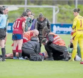  ?? ?? Jugadoras de ambos equipos y cuerpo médico atienden a Valej.