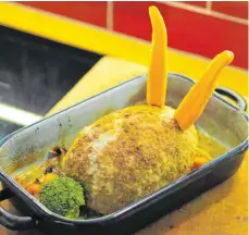  ?? FOTO: NYF ?? Falsch, aber lecker: Dieser Hase kommt aus dem Ofen, hat Möhren-Ohren, sitzt im Gemüse und wartet nur darauf, verspeist zu werden.