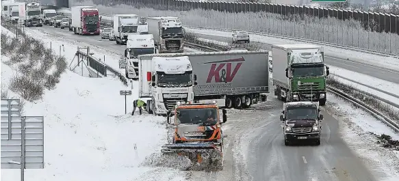  ?? Foto: Iveta Lhotská, MAFRA ?? Kamion přes dva pruhy Dálnice D8 (na snímku poblíž Lovosic) byla ve směru z Prahy na německé hranice pro mnohé kamiony nesjízdná.
