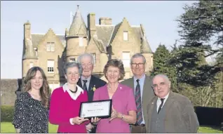  ?? Picture: Steve Macdougall ?? Friends chairwoman Sarah Riddell-webster hands over the gift to Mrs Osborne while friends committee members Leanor Blackhall, Philip Harford-macleod and treasurer James Watt look on with Major Ronnie Proctor.