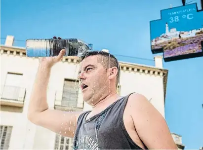  ?? Xavi Jurio ?? Un vecino de Lleida se refresca ante el calor agobiante que ayer cayó sobre la ciudad