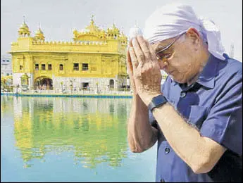  ?? HT PHOTO ?? Former National Conference chief Farooq Abdullah at the Golden Temple in Amritsar.