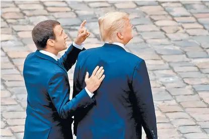  ??  ?? El presidente Macron ansiaba “cenar entre amigos”, anoche en la Torre Eiffel con el matrimonio Trump.