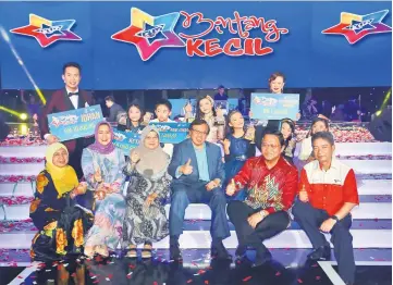  ?? — Photos by Mohd Rais Sanusi ?? (Front row, from left) Faridah, Siti Shorgayah, Juma’ani, Abang Johari, Dr Abdul Rahman and Abu Bakar pose for a photo with the finalists and the show’s hosts after the event.