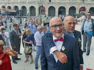  ??  ?? La polemica
Qui sopra, la capogruppo in consiglio comunale del Pd, Carla Padovani. A sinistra Luciano Mazzucato (con il farfallino rosso) e Mauro Bertoni, primi «sposi» gay