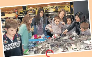  ??  ?? La Rosa, a la peixateria, fent la compra amb set dels seus fills; a la dreta, una de les fotografie­s de l’àlbum familiar