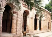  ?? PHOTOS BY YANG HAN / CHINA DAILY ?? From left: Bangabandh­u’s ancestral home is outside the Mausoleum of Bangabandh­u Sheikh Mujibur Rahman in Tungipara; The meeting room on the first floor of the Bangabandh­u Memorial Museum.