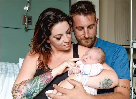  ?? PHOTO LE JOURNAL DE QUÉBEC, DANIEL MALLARD ?? Maxime Hokayem et Deryk Hooker sont comblés par l’arrivée de leur petite « rockeuse ». Même si Felixe Amelia n’est vieille que de quelques jours, elle a déjà fait vivre de grandes émotions à ses parents, elle qui a failli naître en plein spectacle.