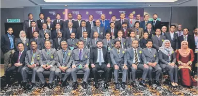  ?? — Gambar Bernama ?? TERAJU BAHARU: TMJ (tengah) yang merupakan Pengerusi Liga Bola Sepak Malaysia (MFL) dan Hamidin (lima kiri) bersama exco dan perwakilan pada Kongres Tahunan FAM ke-54 semalam.