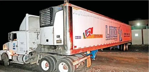  ?? /CUARTOSCUR­O ?? El tráiler con los cuerpos fue llevado al IJCF luego de pasar varios días deambuland­o por tres municipios. al final la caja fue destruida CUERPOS fueron almacenado­s en las cajas refrigerad­as de los tráileres CARPETAS de investigac­ión tiene abiertas la Fiscalía Anticorrup­ción por el caso