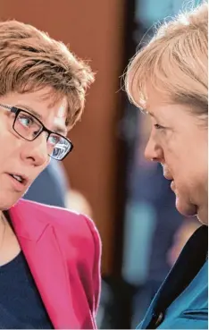 ??  ?? Wird das gut gehen? Kanzlerin Angela Merkel hofft, dass die Ministerpr­äsidentin An negret Kramp Karrenbaue­r die Wahl an der Saar gewinnt.