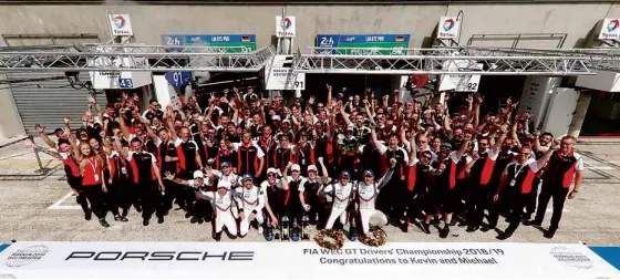  ??  ?? Victorious members of the winning Porsche team