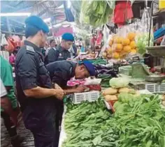  ??  ?? PENGUAT kuasa KPDNHEP memeriksa beberapa gerai di sekitar Jalan Sultan, Jalan Hang Lekir dan Jalan Petaling dalam Op Catut, semalam.