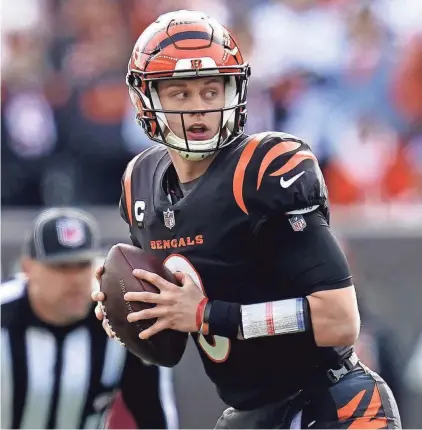  ?? KAREEM ELGAZZAR/THE ENQUIRER ?? Bengals quarterbac­k Joe Burrow drops back to throw in the first quarter Sunday against the Ravens at Paul Brown Stadium in Cincinnati.