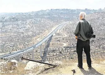  ?? Dokument Gilada Barama sleduje Koudelkovu práci na Blízkém východě. FOTO GILAD BARAM ?? Mistrovi za zády.