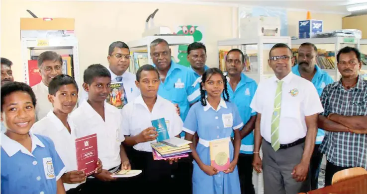  ?? Photo: DEPTFO News ?? Students and teachers of Tagitagi Sangam School in Tavua in their new library which was openned by the Minister for Education Mahendra Reddy (back, third from left), on April 6, 2017.