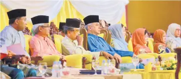  ??  ?? Sultan Nazrin (fourth left) attending the discourse. — Bernama photo