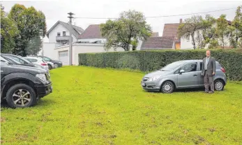  ?? SZ-FOTO: EIS ?? Ähnlich wie Bürgermeis­ter Michael Lohner mit seinem Wagen zur Probe parkt, können künftig auch Autos am Friedhof abgestellt werden.