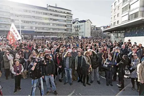  ?? (KEYSTONE/CYRIL ZINGARO) ?? JÉRÔME DESMEULES, COPRÉSIDEN­T DE L’UDC VALAIS Une manifestat­ion a réuni plus d’un millier de personnes à Sion pour protester contre Oskar Freysinger et une affiche de campagne de l’UDC pour les élections cantonales qui comparait les difficulté­s...