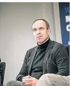  ?? FOTO: ANDREAS BRETZ ?? Alexander Jobst beim Talk zum Thema Sportbusin­ess.