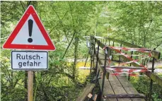  ??  ?? Die Brücke an der Strecke, auf der die Nummer 24 der Westallgäu­er Wasserwege verläuft, ist derzeit gesperrt – auch, weil die Feuerwehr Holzbohlen aus der Brücke sägen musste.