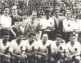  ??  ?? El Valencia de la temporada 1941-42, un equipo de leyenda. Pasó por encima de sus rivales