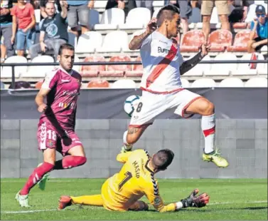  ??  ?? 2-0. Masip despejó el balón en este mano a mano contra Trejo, pero nada pudo hacer en el segundo remate.