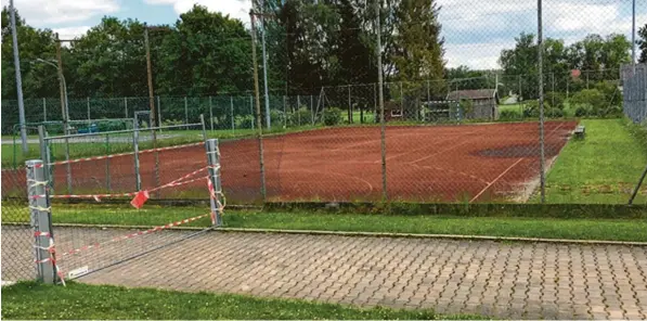  ?? Foto: Rebecca Mayer ?? Das Handballfe­ld des TSV Niederraun­au ist leer. Momentan darf nur in Kleingrupp­en trainiert werden.