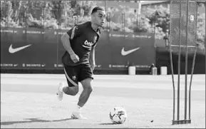  ??  ?? Sergiño Dest mag hopen op zijn eerste basisplaat­s bij Barcelona, omdat veel internatio­nals laat terugkeren. (Foto: AD)