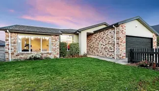  ??  ?? 9 Aotea Dr sold for $887,000.
