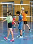  ?? Foto: Manfred Reichenbac­h ?? Viel los war beim ersten Volleyball­tur nier der Grundschul­en.