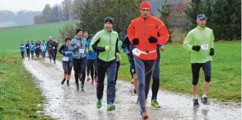  ?? Foto: Florian Engert ?? Wind und Regen konnte den vielen Teilnehmer­n des 200. Jedermannl­aufs den Wettbewerb nicht vermiesen.