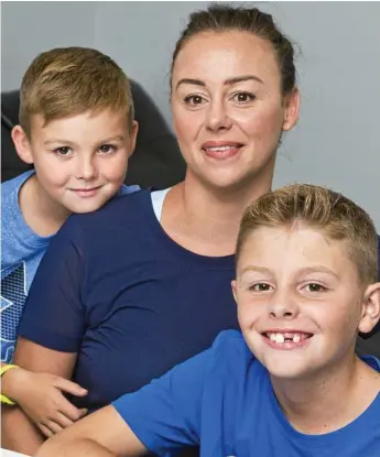  ?? Photo: Nev Madsen ?? TAKE A HIKE: Preparing to do AEIOU’s Take a Hike is Kellie Monckton with sons Hunter French (front) and Xander French.